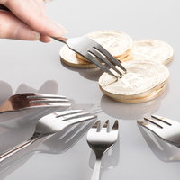 仮想通貨のハードフォークを狙う複数のフォークと金貨の写真