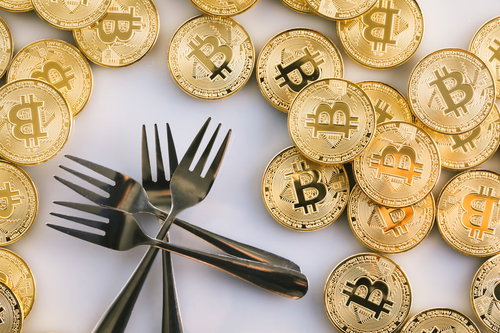 ビットコインと複数のフォークが並べられたハードフォークの概念表現