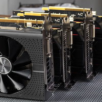 マイニング用に並べられた複数のGPUグラフィックボードの写真