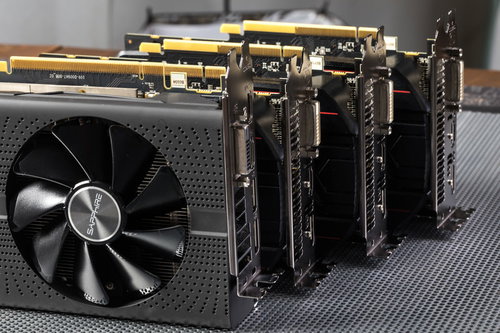 マイニング用に並べられた複数のGPUグラフィックボード