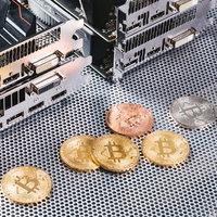複数のグラフィックボードで採掘したゴールドのビットコインの写真