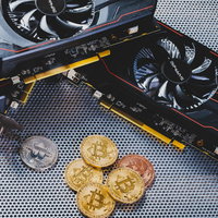 ビットコインと採掘して暗号資産を増やすGPUマイニングの写真