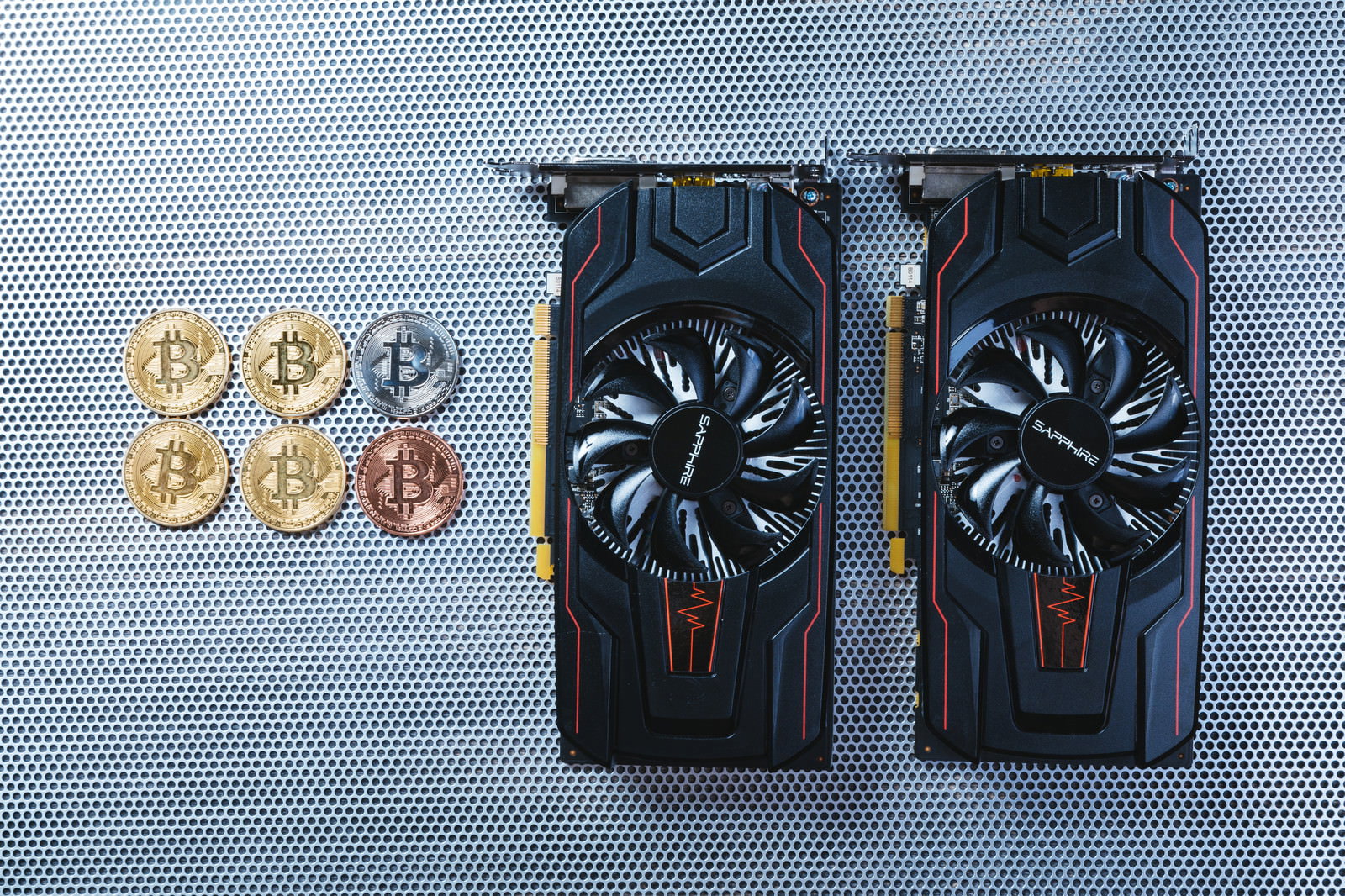 GPU2台とビットコインが並んで置かれている様子