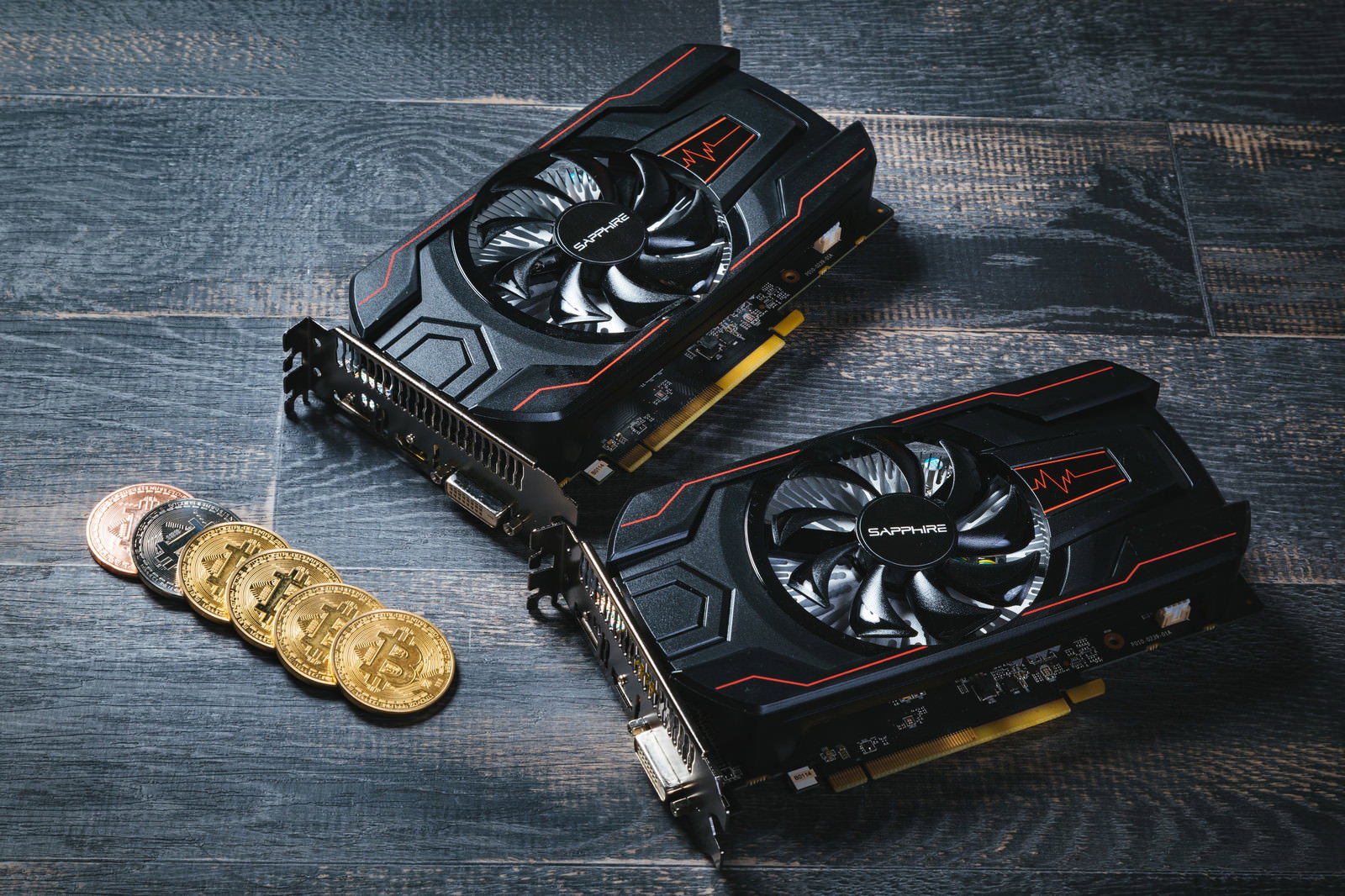 低電力GPUでビットコインマイニングを行う2枚のグラフィックボード