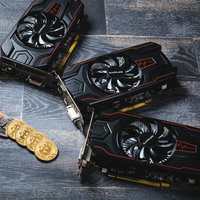 木目調のテーブルに並ぶ複数のグラフィックボードでビットコインをマイニングの写真