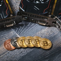 マイニングでビットコインを稼ぐグラボとコインの写真