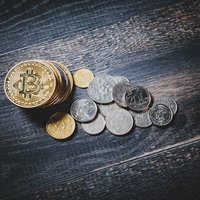 ビットコインとシンガポールドルの硬貨、仮想通貨と通貨の比較の写真