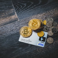 クレジットカードとビットコインや通貨の決済方法の写真