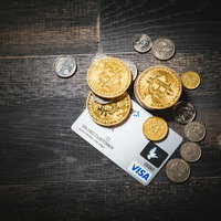 仮想通貨と現金とクレジットカードの支払い方法の写真