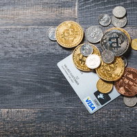 仮想通貨とクレジットカード、紙幣による支払い方法の比較の写真