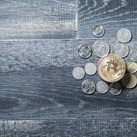 ビットコインと各国の硬貨で表現した仮想通貨とリアル通貨の写真