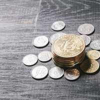 シンガポールドルの硬貨と金色のビットコインの写真