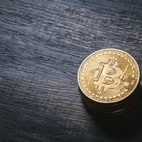 ビットコイン（暗号資産）の金色コインの写真