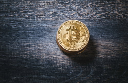 ビットコインの将来性を象徴する金色のコイン