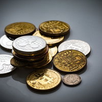 リップル（XRP）と仮想通貨コインの山の写真