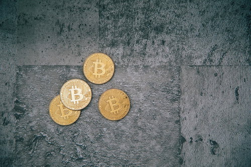 仮想通貨への不安視、コンクリート上に置かれたビットコイン