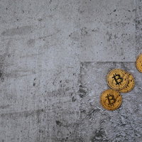 投げ捨てられたビットコイン（Bitcoin）とハンマーの写真