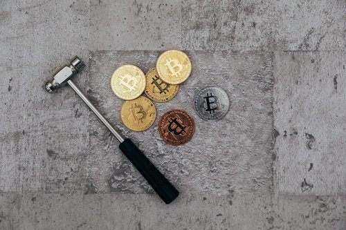 金槌と仮想通貨（マイニング）