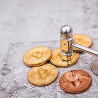 ハンマーで破壊されるビットコインの写真