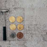 ハンマーで採掘したビットコイン仮想通貨のコンセプトの写真