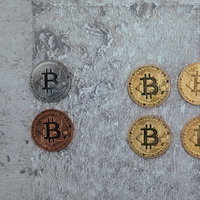 ビットコインと派生コインのコイン、暗号資産の象徴の写真