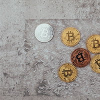 金色と銀色の色の違うビットコイン硬貨 仮想通貨投資の写真