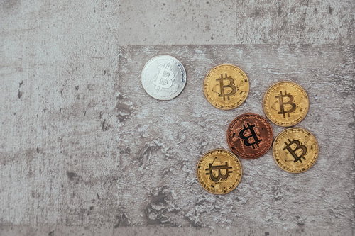金色と銀色の色の違うビットコイン硬貨 仮想通貨投資