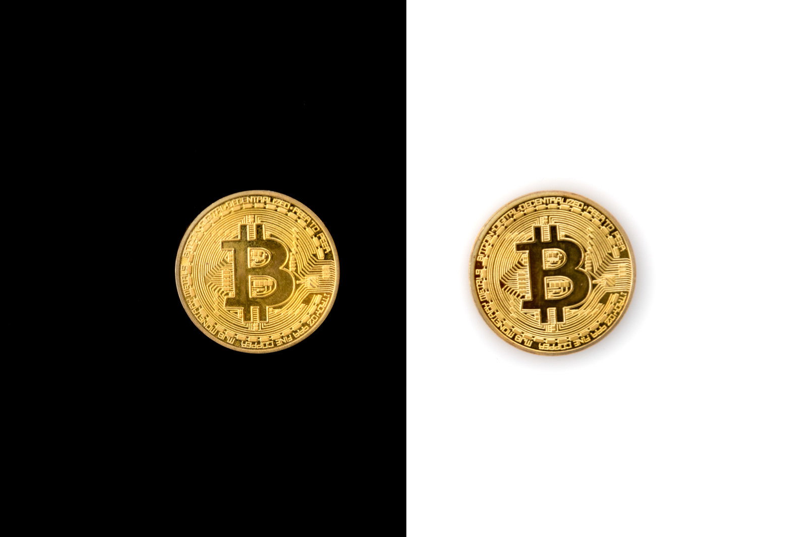白黒の背景に置かれた金色のビットコイン2枚