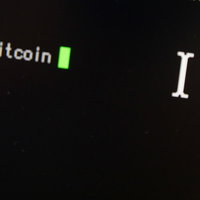 PC画面に入力されたBitcoinの文字の写真