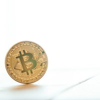 白い台に置かれたビットコインの投資イメージの写真
