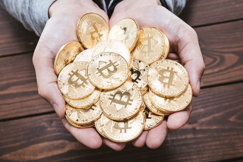 ビットコインをHODLする両手に握られた金貨