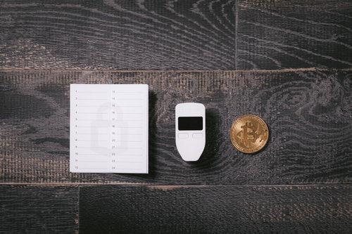 ビットコインとハードウェアウォレットで安全に暗号資産を管理する