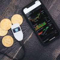 ビットコインのチャートとTREZORハードウェアウォレットの写真