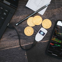 チャートを確認しながらハードウェアウォレットからBTCを引き出すの写真