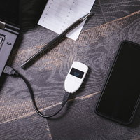 ノートパソコンに接続したTREZORハードウェアウォレットの写真