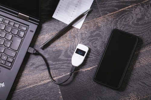 ノートパソコンに接続したTREZORハードウェアウォレット