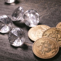ハードフォークで分裂したビットコインとダイヤモンドのコインの写真