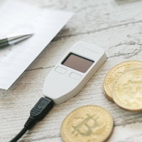 ビットコインを安全に管理するトレザーとハードウェアウォレットの写真