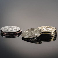 業界が注目する仮想通貨ビットコインとコインの積み重ねの写真