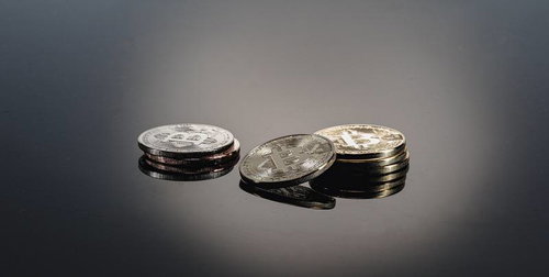 今や希少価値の高いビットコインのコイン。仮想通貨投資の象徴