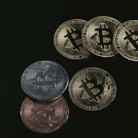 ビットコイン（BTC）と仮想通貨のメダルの写真