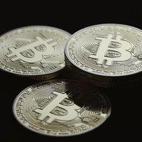 3枚のビットコインを積み重ねた仮想通貨・暗号資産の写真