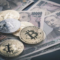 日本円の紙幣とビットコインの仮想通貨コインの写真