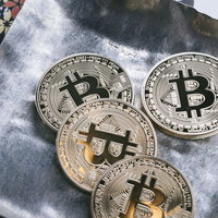 近い将来、支払いはビットコインが主流になる--金属メダルで表現した仮想通貨の写真