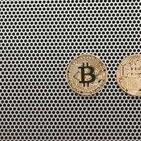 仮想通貨ビットコインの表と裏のメダル - ブロックチェーン金融の写真