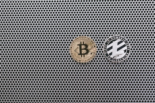 ゴールドとシルバーのビットコインとライトコインのメダル