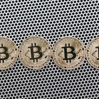 ビットコインキャンペーンの金色コイン4枚の写真