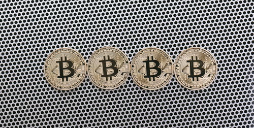 ビットコインキャンペーンの金色コイン4枚