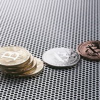 複数のビットコイン金貨を配置した仮想通貨の世界の写真