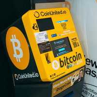 外国の黄色いビットコインATM機の操作画面と金融機器の写真